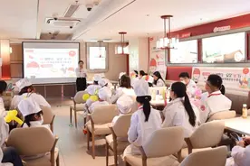 海底捞“嗨食安小课堂”杭州开课，亲子家庭体验“一日食安员”图片