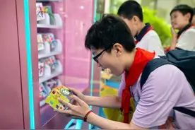 毕业前，校园盲盒机抽出的不仅有文创，还有满满的想念！图片