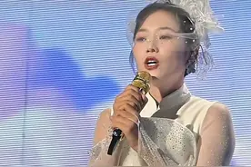 “我云朵永远是刀郎的徒弟” 云朵演唱会跪唱《爱是你我》图片