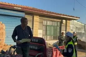 【三轮车违法载人整治】【美丽乡村行】【预热122】【冬季交安宣传】 临汾公安交警走进辖区农村开展三…图片