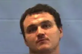 美国一男子多次将两岁继子扔进泳池，称“教他游泳”，致孩子死亡图片