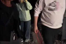 游客在大连看荧光海遭村民拦路收5元卫生费，村委会：经营者被批评教育图片