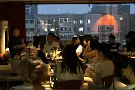 “学术酒吧”火了，年轻人为何爱在酒吧聊学术？图片