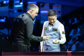 （体育）斯诺克——2023澳门大师邀请赛表演赛：奥沙利文胜丁俊晖图片