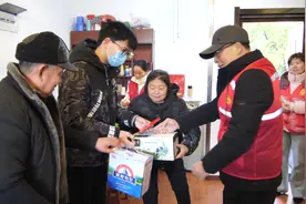 孙子未满周岁丧父 六旬老人撑起这个家后续：众多好人年前再次集结 送去5100元慰问金及物资图片