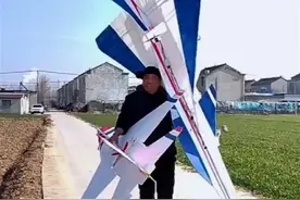 初中学历男子依靠自学，造出数十种航模并成功试飞，获20多项发明专利图片