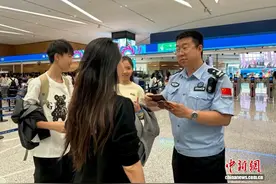 暑运过半 成都边检站查验出入境人员61万余人次图片