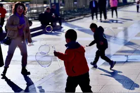 玩泡泡的小哥俩图片