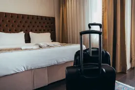 晚退房2小时收半天房费，这种“行业惯例”不该惯着|新京报快评图片