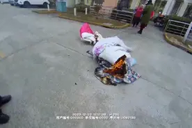 上海阿婆家中电热毯突然起火，竟是因为折叠收纳？网友：我家也是…图片