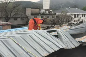 北京海淀消防全力应对大风险情 多起高空坠物隐患被快速排除图片