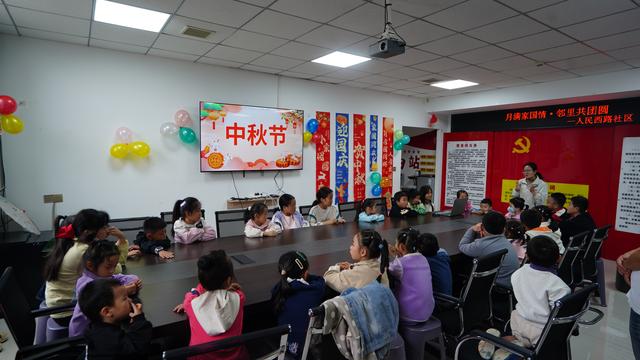 做月饼、猜灯谜，话团圆，和孩子们一起体验节日乐趣