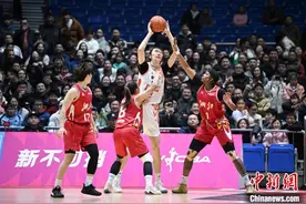 四川女篮力压浙江女篮 夺得WCBA新赛季十一连胜图片