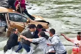 成都夫妇“千里送锦旗” 一年多前自驾川西落水被警民救起 如今驱车赴理塘当面致谢图片