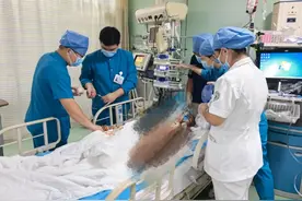 60cm长钢筋直插男子体内，贯穿胸腔、腹腔、盆腔！德州上演生死营救图片