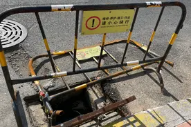 壹点帮办|青岛一道路旁下水道口飘臭味，附近居民饱受困扰图片