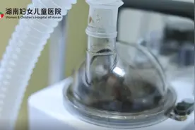 男子长期熬夜刷手机 眼睛濒临失明边缘图片