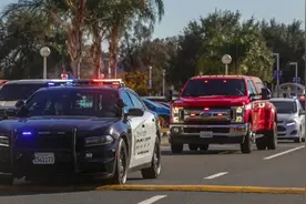 美国男子冒充警察闯红灯，被真警察抓了个正着图片