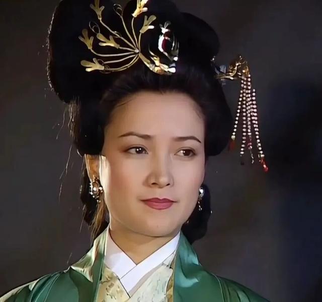 好友透露何晴罹患脑瘤还中风，手术后痛哭不已；其儿子中戏毕业，刚公开亮相