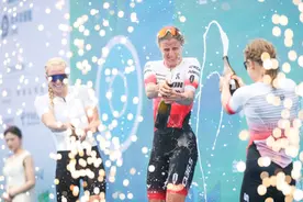 动力图｜长三角铁人三项赛：在元荡湖劈波斩浪，在古镇中穿梭奔跑图片