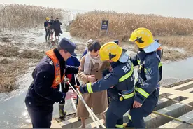 大学生拍摄毕业作品被困滩涂，上海民警联合多部门紧急救援图片