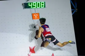 奥运后首冠！攀岩亚锦赛伍鹏夺冠图片