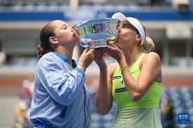 网球——美网：奇琴诺克/奥斯塔彭科获得女双冠军图片