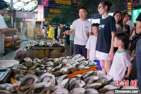 广西南宁：夜市人潮涌动 餐饮经济火热图片