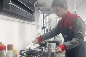 凌晨蹲网上抢保洁员！年前家政服务需求暴增，从业者月薪过万图片