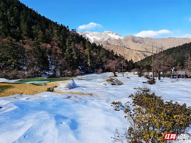 一半冰雪，一半碧波，冬日黄龙的色彩魔术