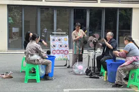 重庆渝北：回兴街道康兴路社区开展便民服务图片