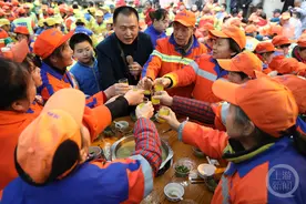 54岁重庆大哥20年请环卫工人吃饭，曾把自己结婚时的礼金捐出用作公益图片