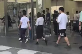 华为Pura 70系列正式开售！深圳门店大排长龙，有人8点半来排队图片