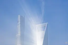 难得一见！魔都陆家嘴摩天大楼插上魔幻“光翼”图片