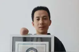 1分钟脚掷飞镖17个！无臂大哥创下第三项吉尼斯世界纪录图片