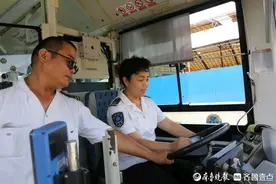 七夕别样的浪漫：公交车上演爱的接力，将温暖传递给在路上的人图片