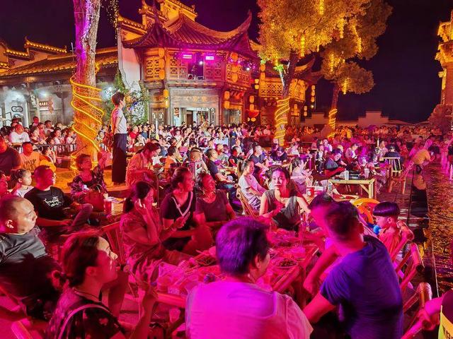 云梦：“狂人夏浪季”万人夜游祥云湾
