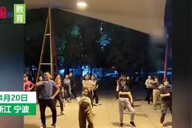 9岁女孩跳广场舞3年成领队 会跳300多首歌 大妈：我们都跟她学习图片