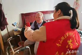 上门办理高龄老人补贴认证图片