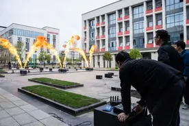 中国烟花在海外受热捧：伦敦街头玩“摔炮”，柏林现排队抢购图片