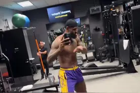 这老头嗨了！詹姆斯在健身房随着音乐扭动并一展歌喉🤣图片