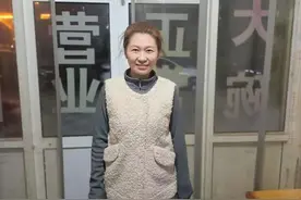女子回娘家路遇老人心脏骤停昏倒  跪地做心肺复苏累瘫  老人家属寻恩人并登门感谢图片