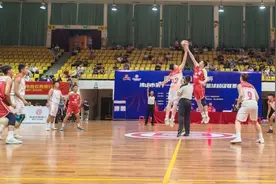 高明明城队取得开门红！佛山市第十一届镇（街道）男子篮球超级联赛开赛图片