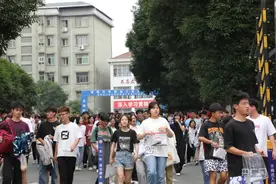 2024高考结束！考生信心满满走出考场图片