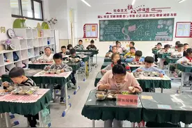 郑州管城区星火路小学：家长陪餐进校园 共享午餐好“食”光图片