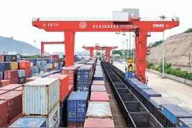 中哈（连云港）物流合作基地上半年进出场集装箱14．2万标箱 开行中欧班列485列图片