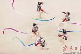 中国艺术体操队摘下史上首枚奥运会金牌图片