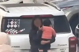 得知老公从8米高处坠落，女子情绪崩溃无法开车求助民警，抱着不到一岁的孩子失声痛哭视频封面