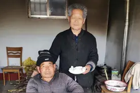 孝德|王波：不离不弃照顾孤残弟弟52载图片