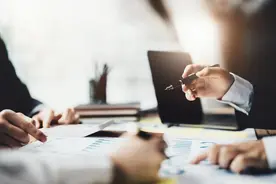 互联网券商内地违规揽客？老虎证券2024年港股总开户人数同比大增48%图片